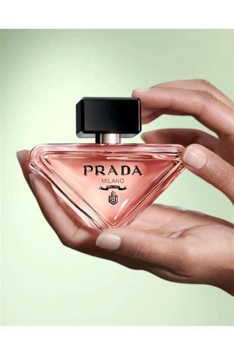 what does prada la femme smell like